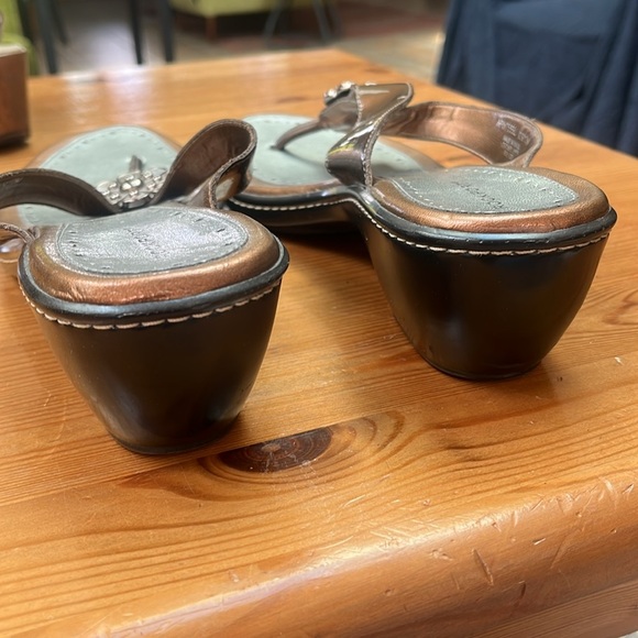 Rockport Brown Sandals with Leather Straps and Decorative Rosette - Picture 4 of 9